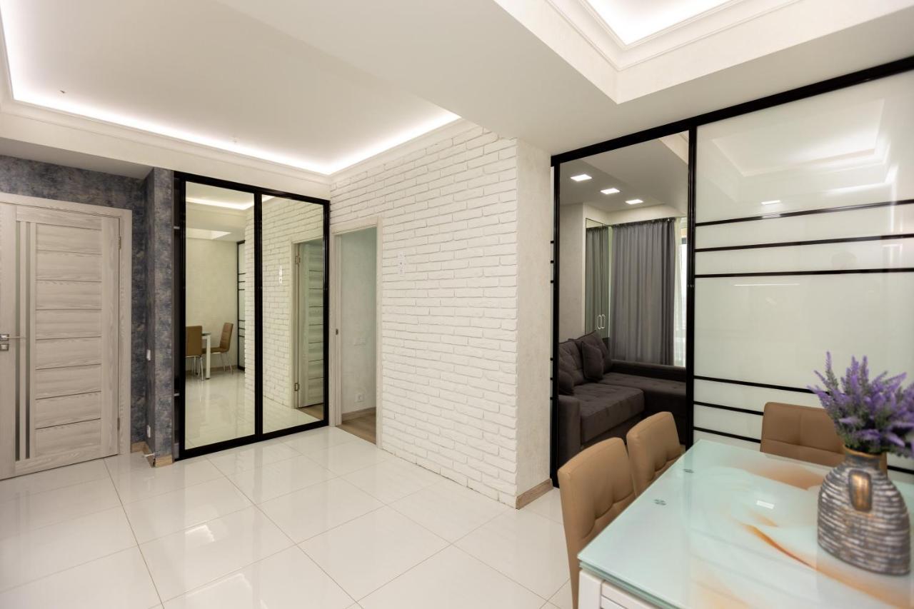 Main Street Sky House Apartments คีชีเนา ภายนอก รูปภาพ