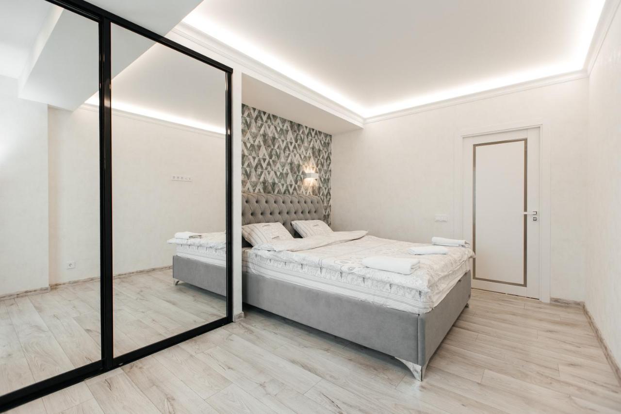 Main Street Sky House Apartments คีชีเนา ภายนอก รูปภาพ