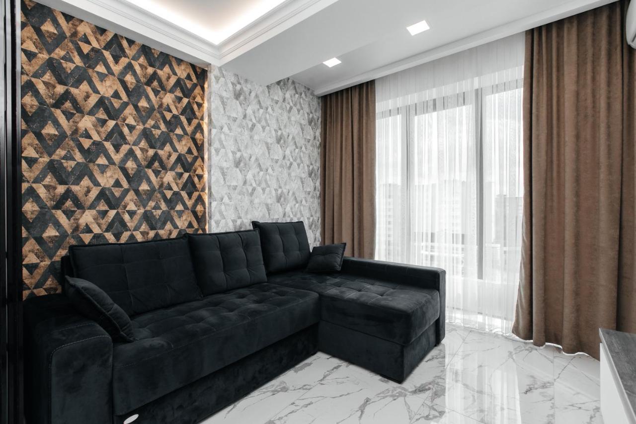 Main Street Sky House Apartments คีชีเนา ภายนอก รูปภาพ