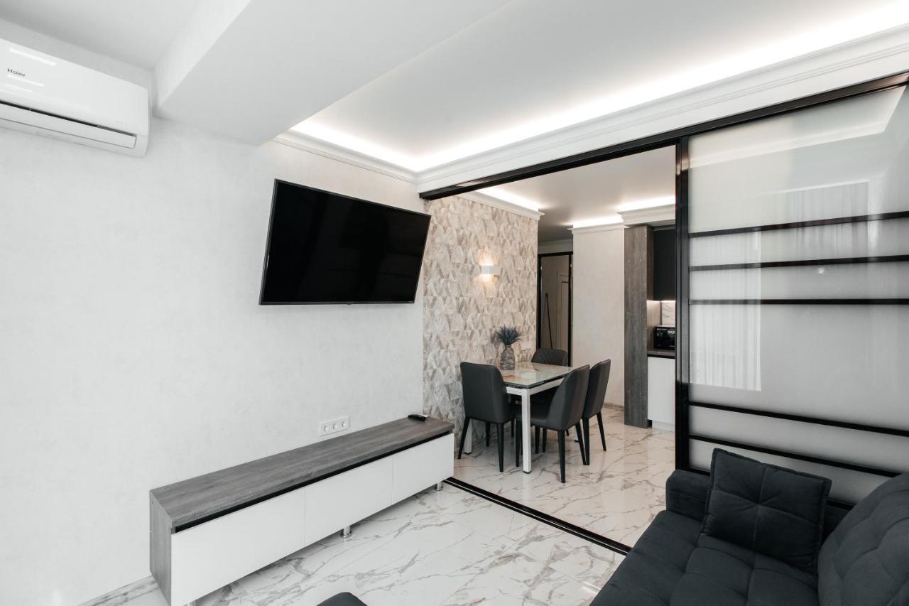 Main Street Sky House Apartments คีชีเนา ภายนอก รูปภาพ