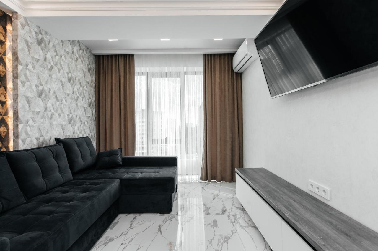 Main Street Sky House Apartments คีชีเนา ภายนอก รูปภาพ
