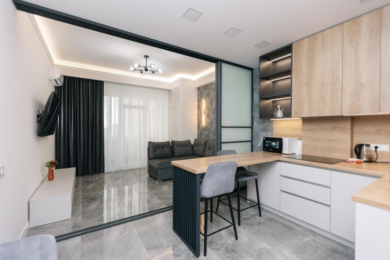 Main Street Sky House Apartments คีชีเนา ภายนอก รูปภาพ