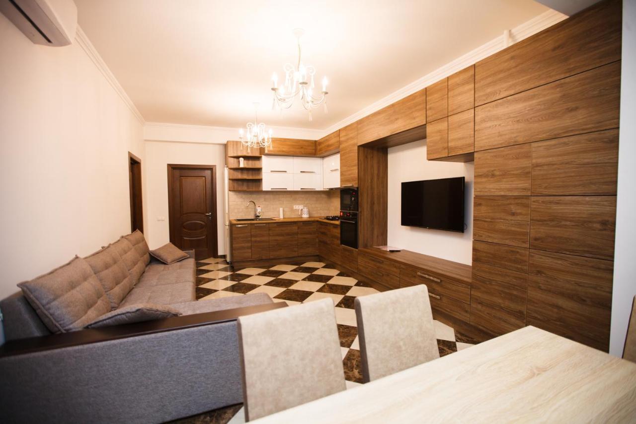 Main Street Sky House Apartments คีชีเนา ภายนอก รูปภาพ