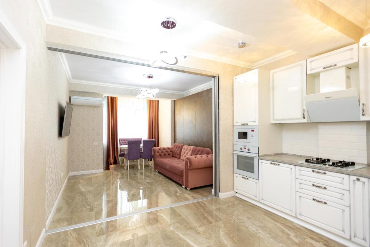 Main Street Sky House Apartments คีชีเนา ภายนอก รูปภาพ